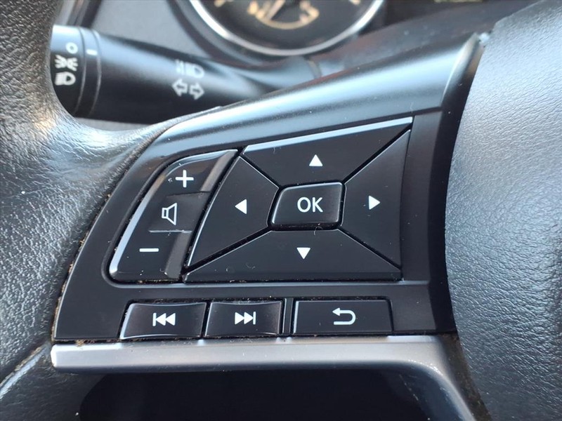 Nissan Rogue Vehicle Full-screen Gallery Image 18