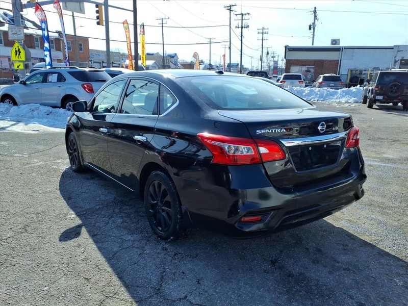 Nissan Sentra Vehicle Full-screen Gallery Image 09