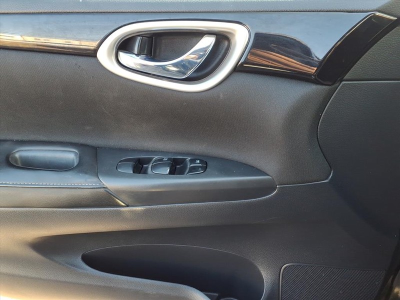 Nissan Sentra Vehicle Full-screen Gallery Image 11