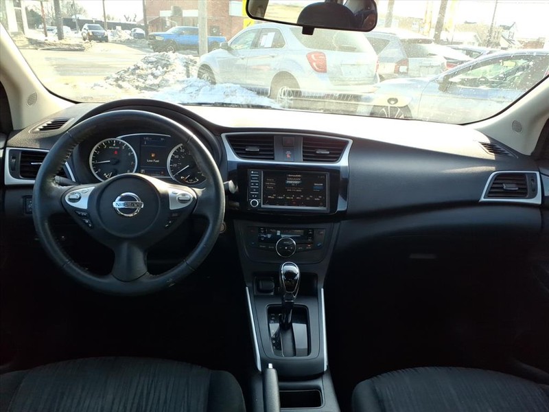 Nissan Sentra Vehicle Full-screen Gallery Image 15