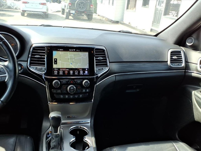 Jeep Grand Cherokee Vehicle Full-screen Gallery Image 17