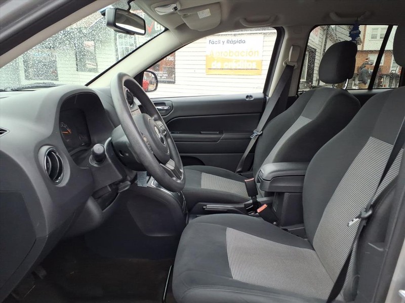 Jeep Compass Vehicle Full-screen Gallery Image 09