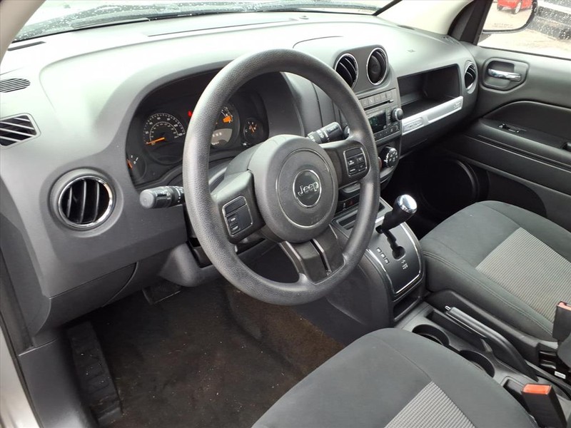 Jeep Compass Vehicle Full-screen Gallery Image 11