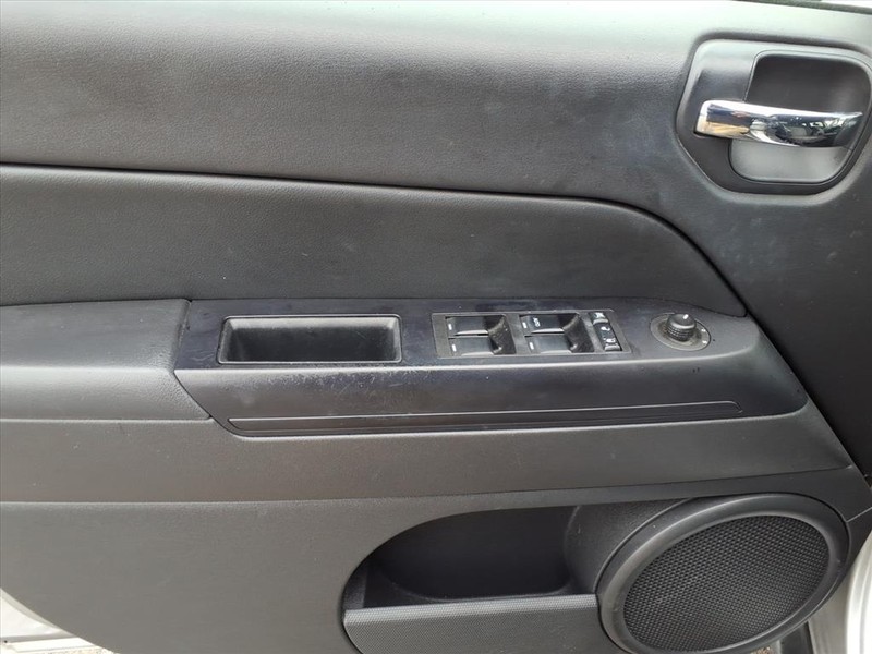 Jeep Compass Vehicle Full-screen Gallery Image 12