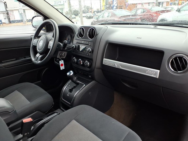 Jeep Compass Vehicle Full-screen Gallery Image 17