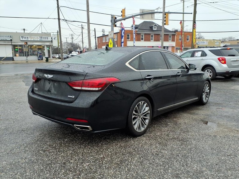 Hyundai Genesis Vehicle Full-screen Gallery Image 05