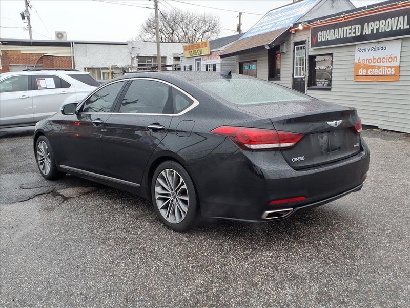 Hyundai Genesis Vehicle Full-screen Gallery Image 06