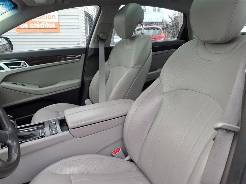 Hyundai Genesis Vehicle Full-screen Gallery Image 08