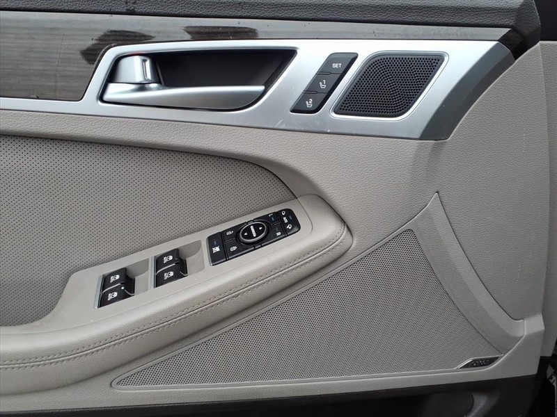 Hyundai Genesis Vehicle Full-screen Gallery Image 10