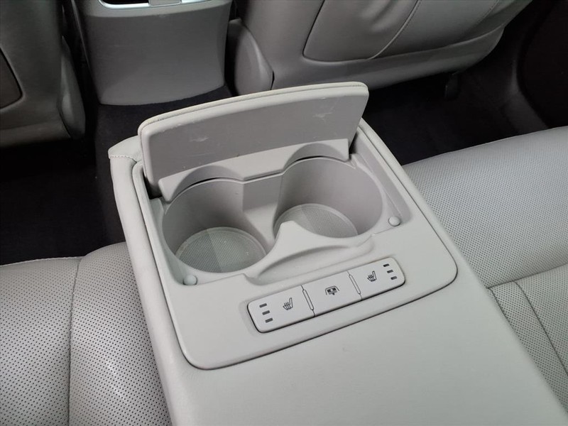 Hyundai Genesis Vehicle Full-screen Gallery Image 12