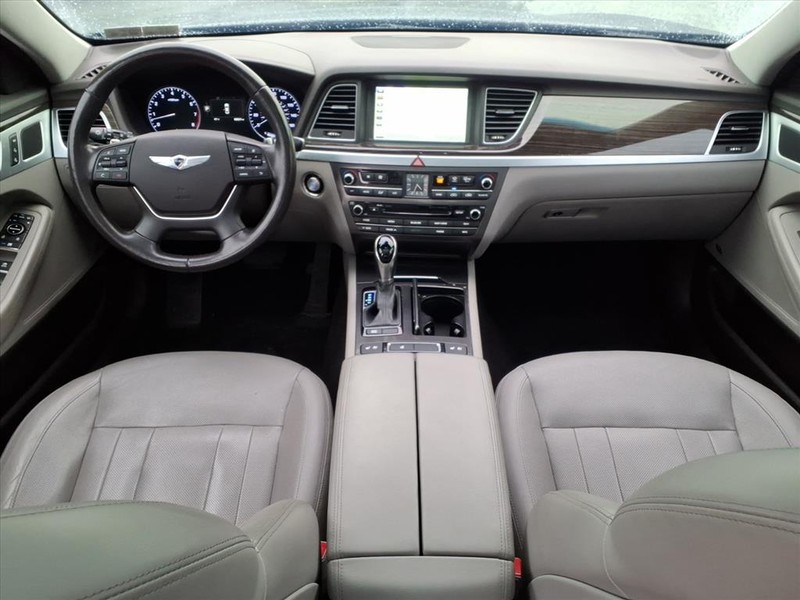 Hyundai Genesis Vehicle Full-screen Gallery Image 13