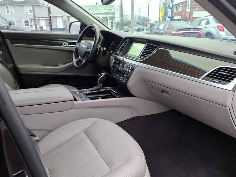 Hyundai Genesis Vehicle Full-screen Gallery Image 14