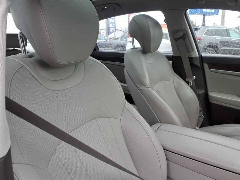 Hyundai Genesis Vehicle Full-screen Gallery Image 15