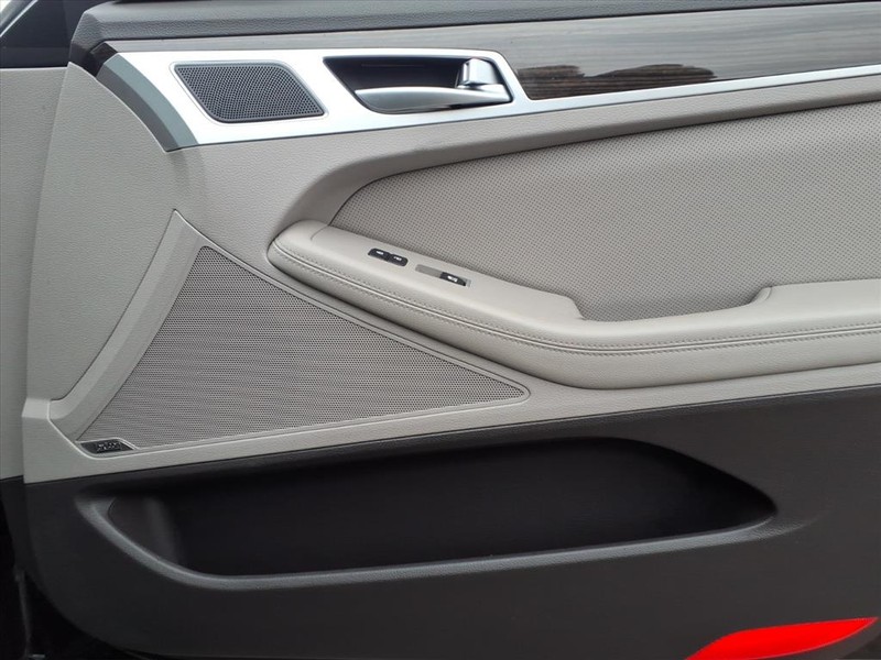 Hyundai Genesis Vehicle Full-screen Gallery Image 16