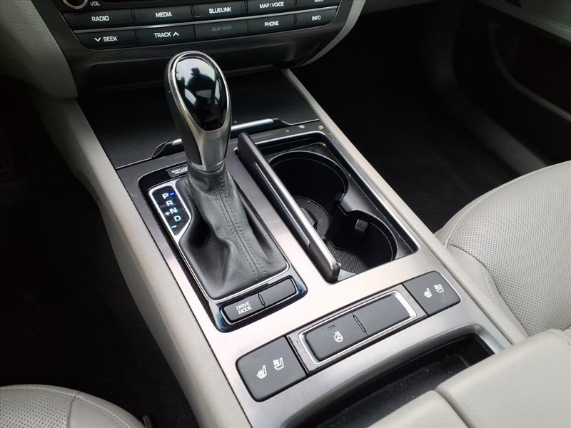 Hyundai Genesis Vehicle Full-screen Gallery Image 19