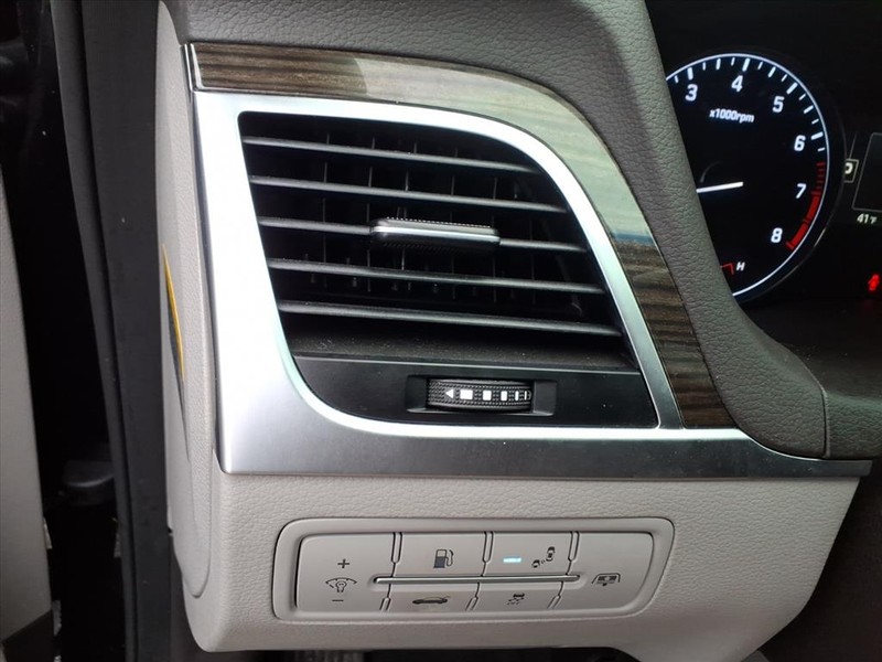 Hyundai Genesis Vehicle Full-screen Gallery Image 20