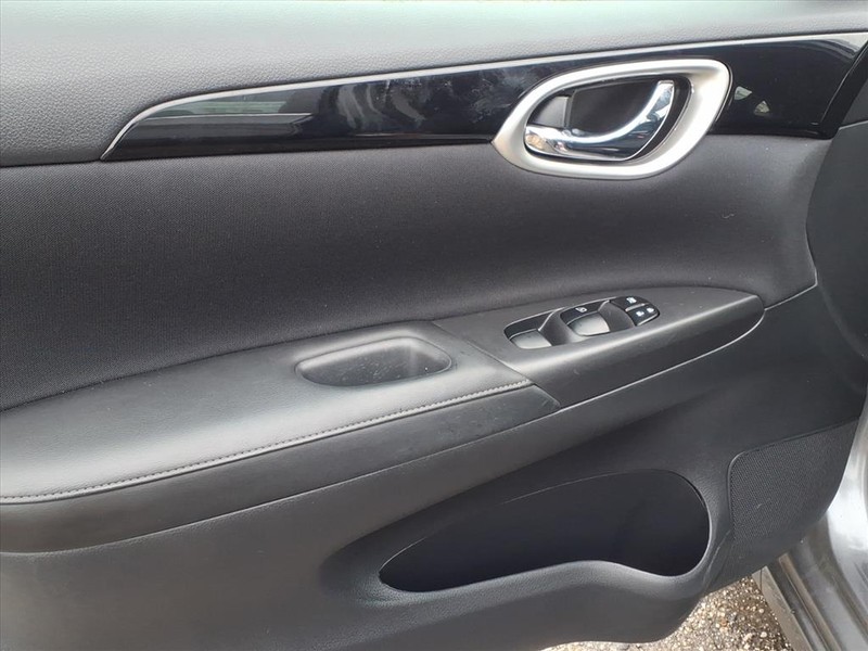 Nissan Sentra Vehicle Full-screen Gallery Image 11