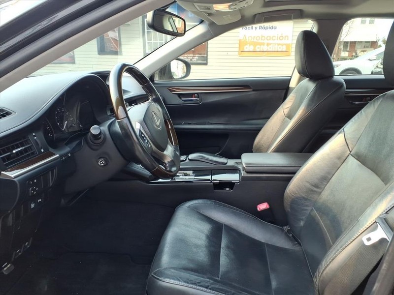 Lexus ES 350 Vehicle Full-screen Gallery Image 09