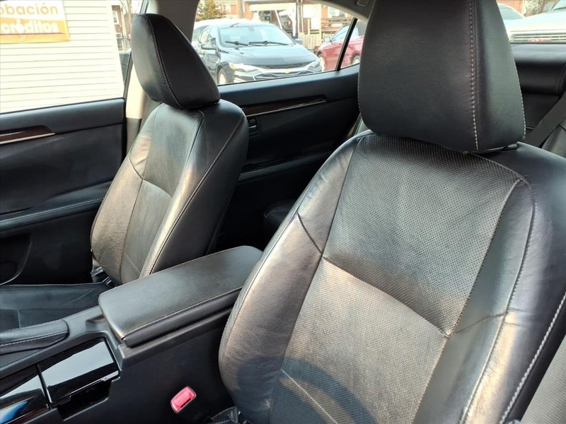 Lexus ES 350 Vehicle Full-screen Gallery Image 10