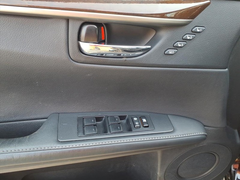 Lexus ES 350 Vehicle Full-screen Gallery Image 11