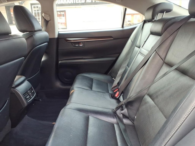 Lexus ES 350 Vehicle Full-screen Gallery Image 12