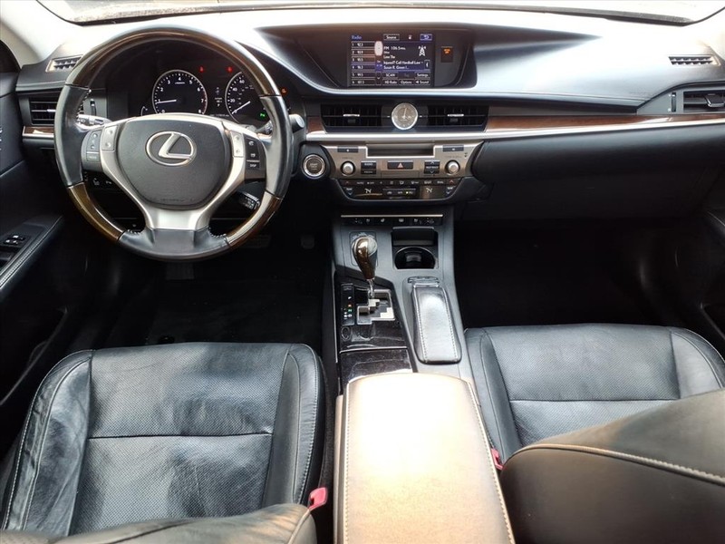 Lexus ES 350 Vehicle Full-screen Gallery Image 13