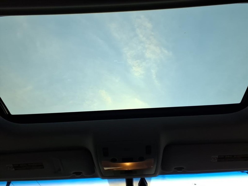 Lexus ES 350 Vehicle Full-screen Gallery Image 14