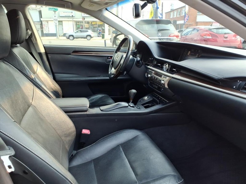 Lexus ES 350 Vehicle Full-screen Gallery Image 15