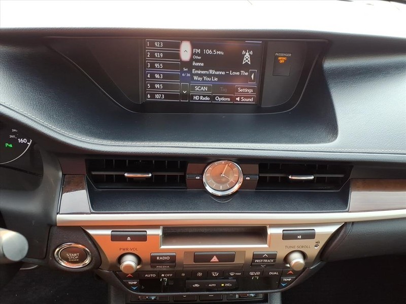 Lexus ES 350 Vehicle Full-screen Gallery Image 16