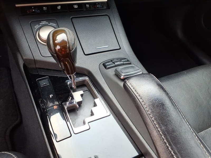 Lexus ES 350 Vehicle Full-screen Gallery Image 17