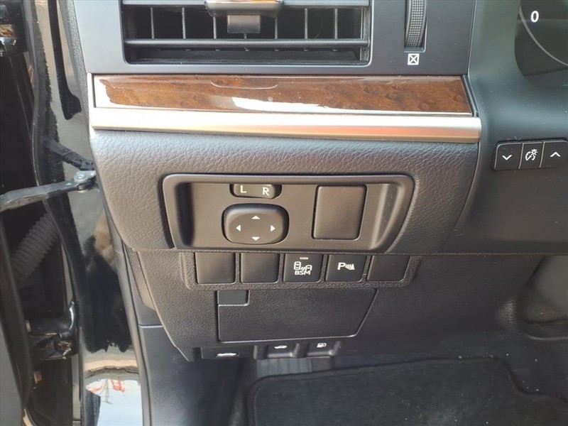 Lexus ES 350 Vehicle Full-screen Gallery Image 18