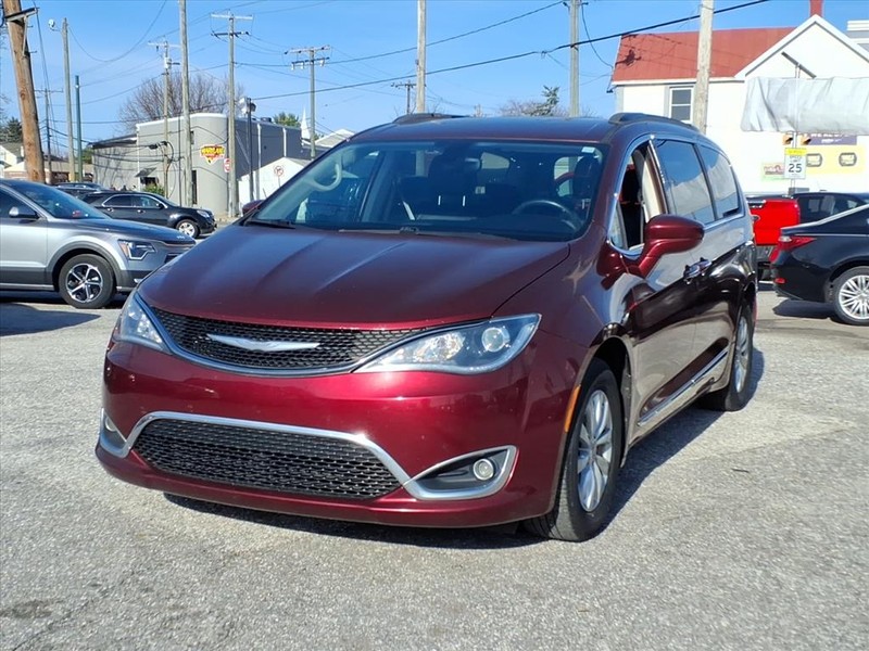 Chrysler Pacifica Vehicle Full-screen Gallery Image 02