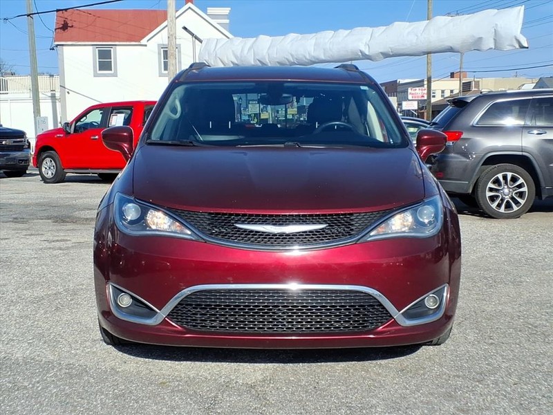 Chrysler Pacifica Vehicle Full-screen Gallery Image 03