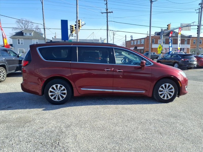 Chrysler Pacifica Vehicle Full-screen Gallery Image 05