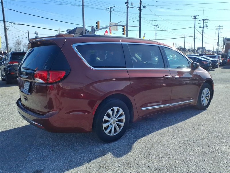 Chrysler Pacifica Vehicle Full-screen Gallery Image 06