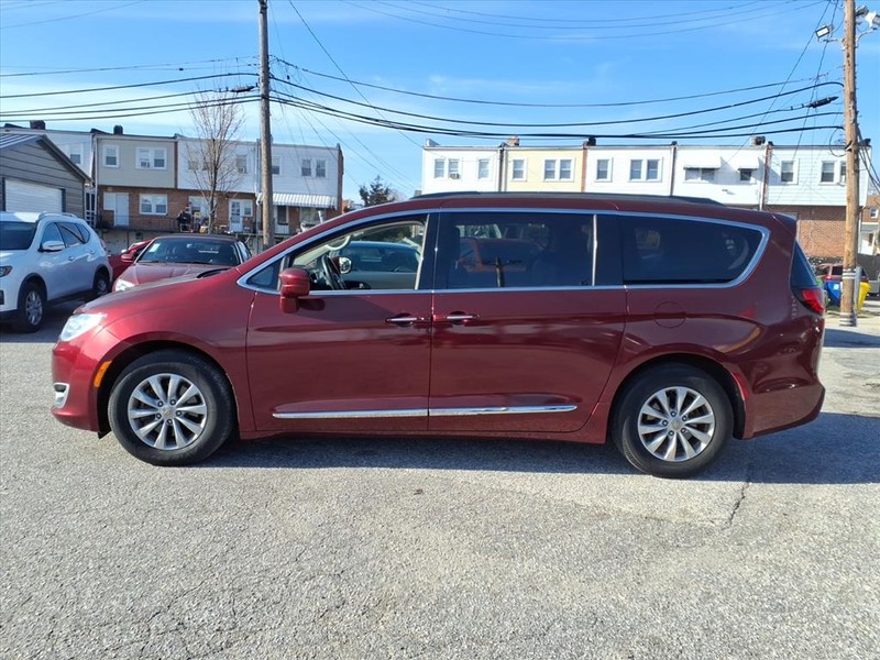 Chrysler Pacifica Vehicle Full-screen Gallery Image 07