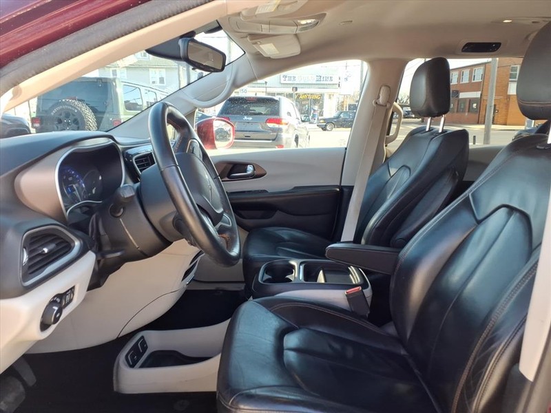 Chrysler Pacifica Vehicle Full-screen Gallery Image 08