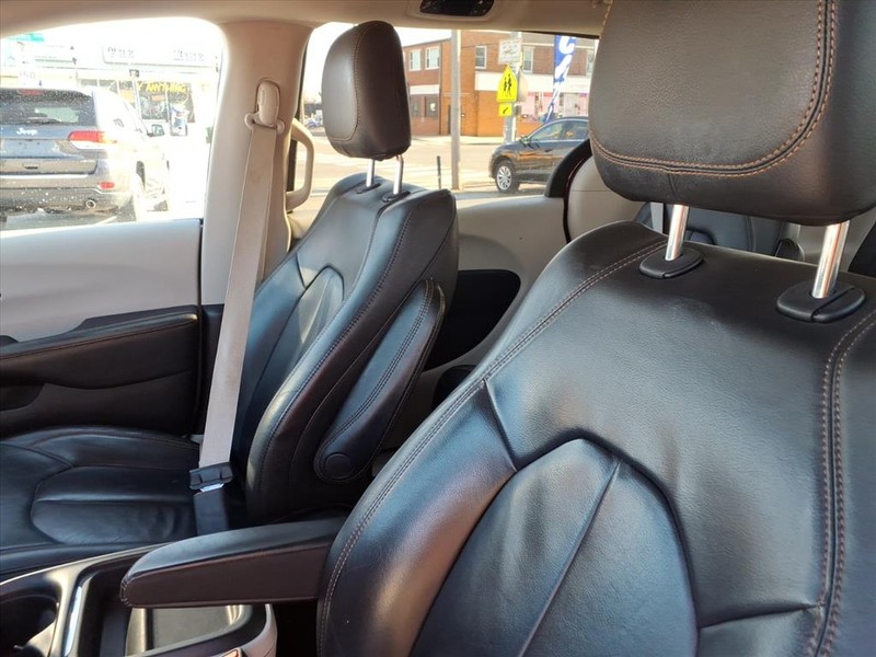 Chrysler Pacifica Vehicle Full-screen Gallery Image 09