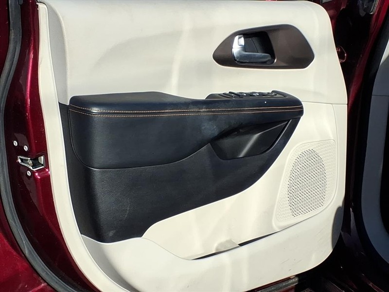 Chrysler Pacifica Vehicle Full-screen Gallery Image 11