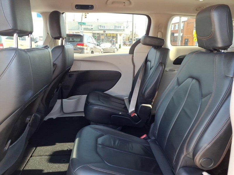 Chrysler Pacifica Vehicle Full-screen Gallery Image 12