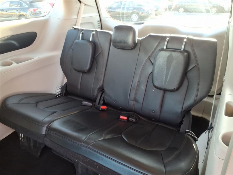 Chrysler Pacifica Vehicle Full-screen Gallery Image 13