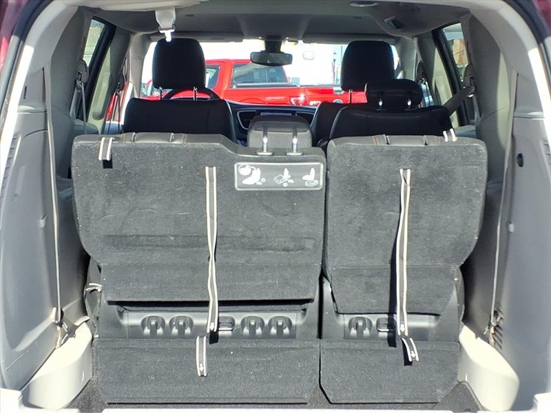 Chrysler Pacifica Vehicle Full-screen Gallery Image 14