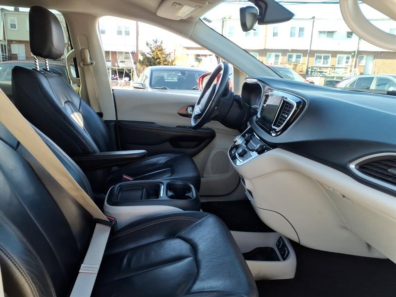 Chrysler Pacifica Vehicle Full-screen Gallery Image 15