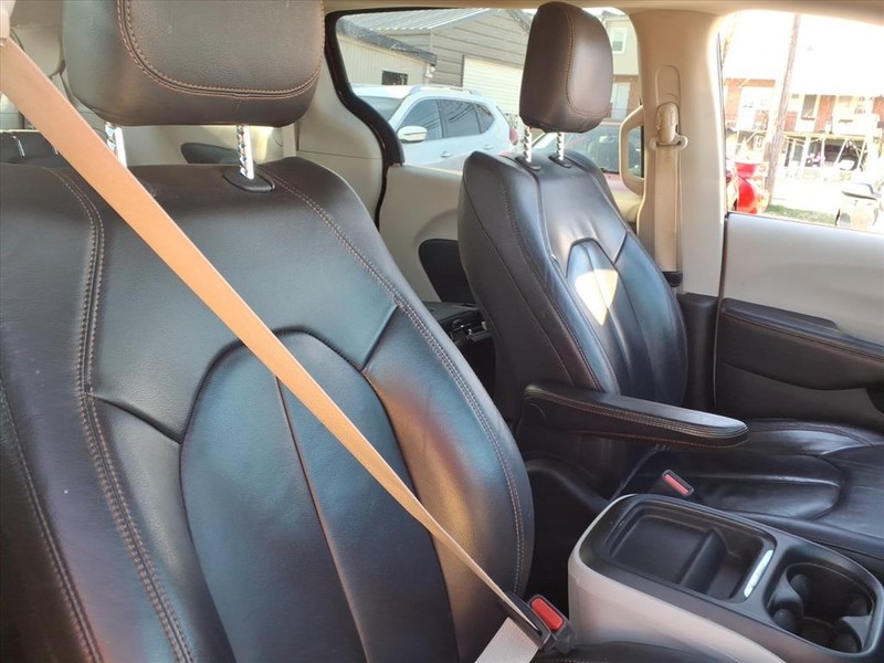 Chrysler Pacifica Vehicle Full-screen Gallery Image 16