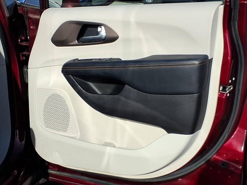 Chrysler Pacifica Vehicle Full-screen Gallery Image 17