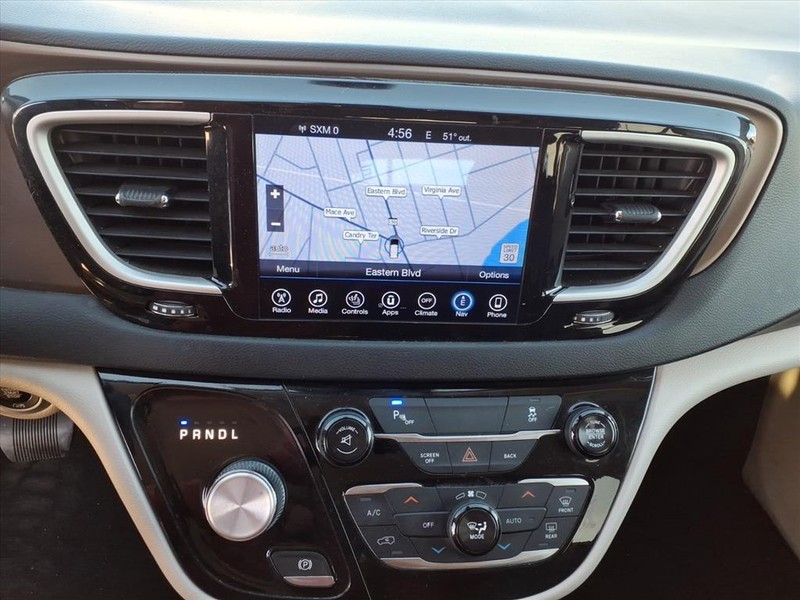 Chrysler Pacifica Vehicle Full-screen Gallery Image 18