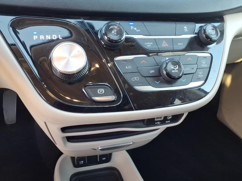 Chrysler Pacifica Vehicle Full-screen Gallery Image 20