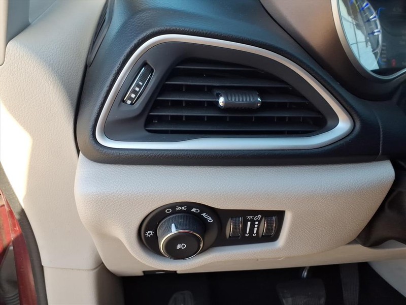 Chrysler Pacifica Vehicle Full-screen Gallery Image 21