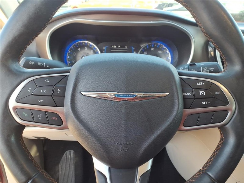 Chrysler Pacifica Vehicle Full-screen Gallery Image 22