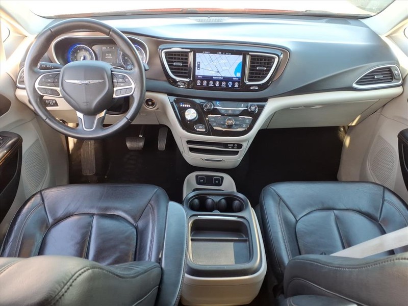 Chrysler Pacifica Vehicle Full-screen Gallery Image 23